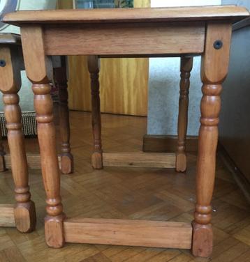 3 houten bijzettafeltjes in lichte eik beschikbaar voor biedingen