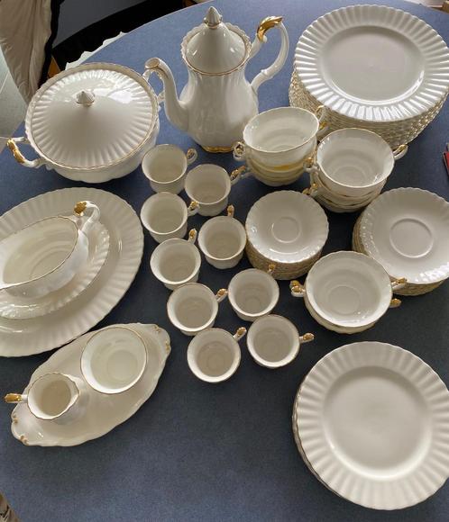 Servies - Royal Albert - Val D’Or, Huis en Inrichting, Keuken | Servies, Zo goed als nieuw, Compleet servies, Overige stijlen