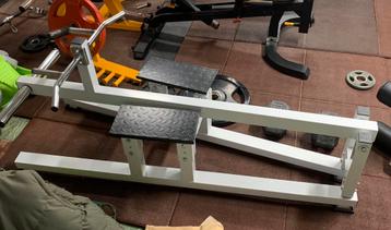 T-bar row. Plateloaded beschikbaar voor biedingen