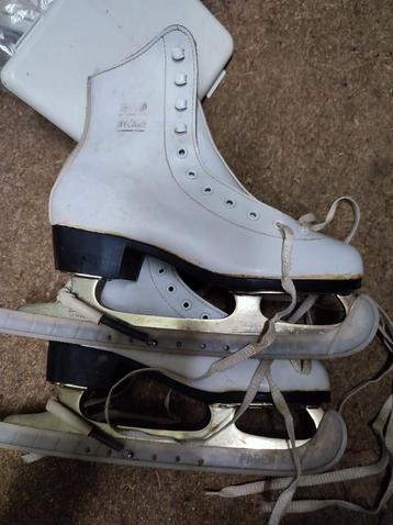 Vintage leren kunstschaatsen maat 38 met originele doos beschikbaar voor biedingen