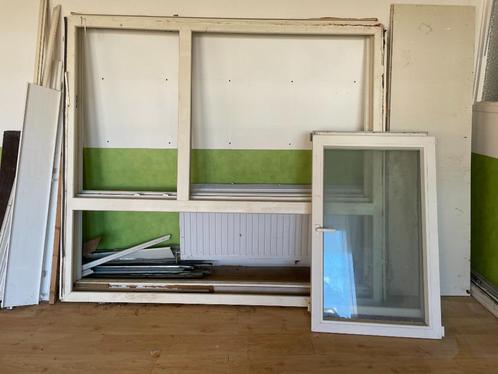 Twee Identieke PVC Ramen met Kozijnen – Dubbel Glas & Draai/, Doe-het-zelf en Bouw, Raamkozijnen en Schuifdeuren, Zo goed als nieuw