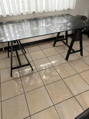 Prachtige siertafel in glas beschikbaar voor biedingen
