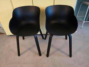 2 zwarte kuipstoelen  beschikbaar voor biedingen