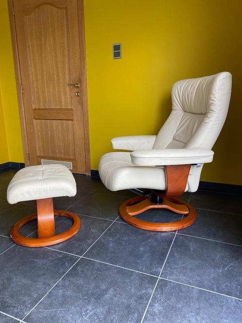 Relax wit leder zetel met voetbank van topmerk, Huis en Inrichting, Zetels | Zetels, Zo goed als nieuw, Eenpersoons, Leer, Ophalen