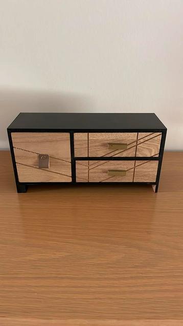 Decoratief kastje met schuifjes beschikbaar voor biedingen