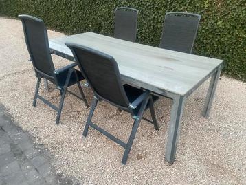Tuintafel met stoelen beschikbaar voor biedingen