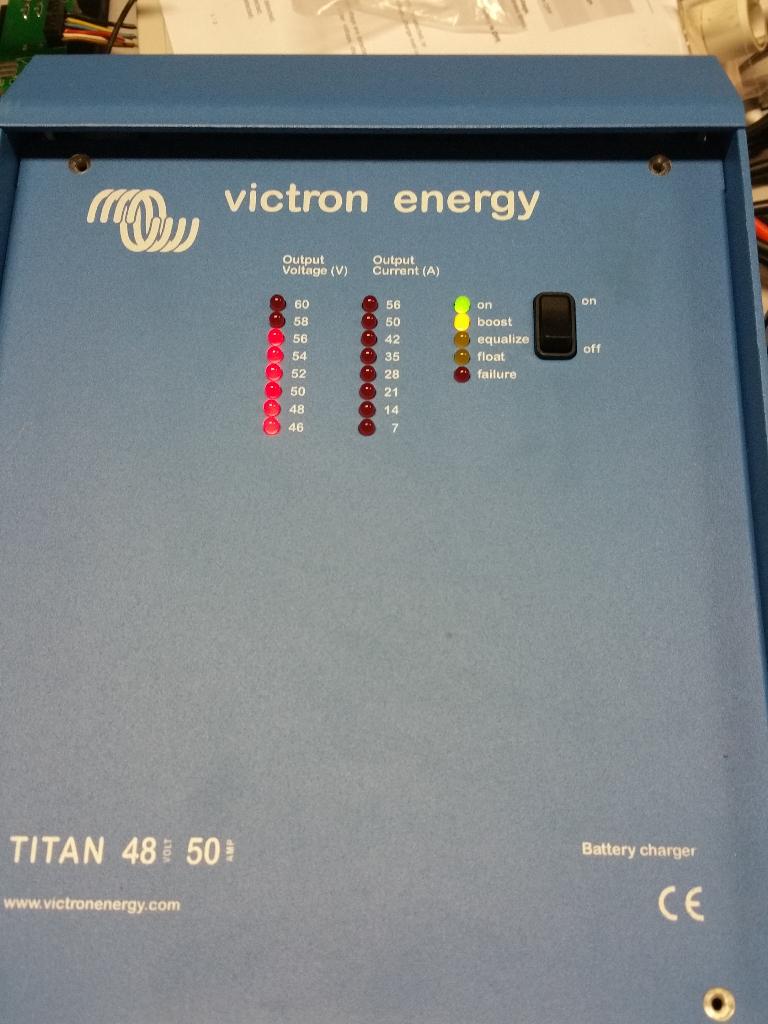 Victron 48V 50A Titan batterijlader, Doe-het-zelf en Bouw, Elektriciteit en Kabels, Gebruikt, Overige typen, Ophalen