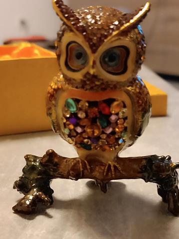 Jeweled Owl on a Tree Branch Figurine 3.4 Inches   disponible aux enchères