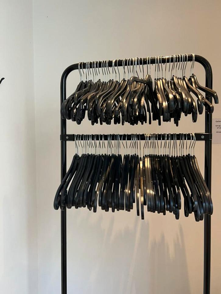 50 Kunststof kledinghangers Zwart, Kleding | Dames, Kledinghangers, Zo goed als nieuw, Kunststof, Ophalen of Verzenden