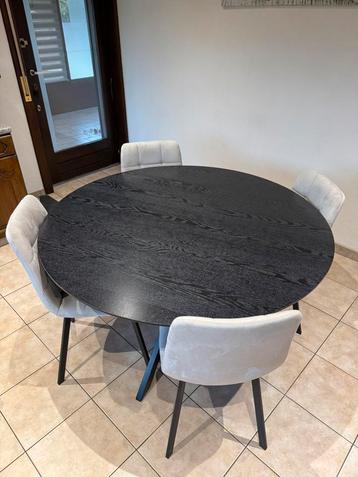 Tafel met 4 stoelen beschikbaar voor biedingen