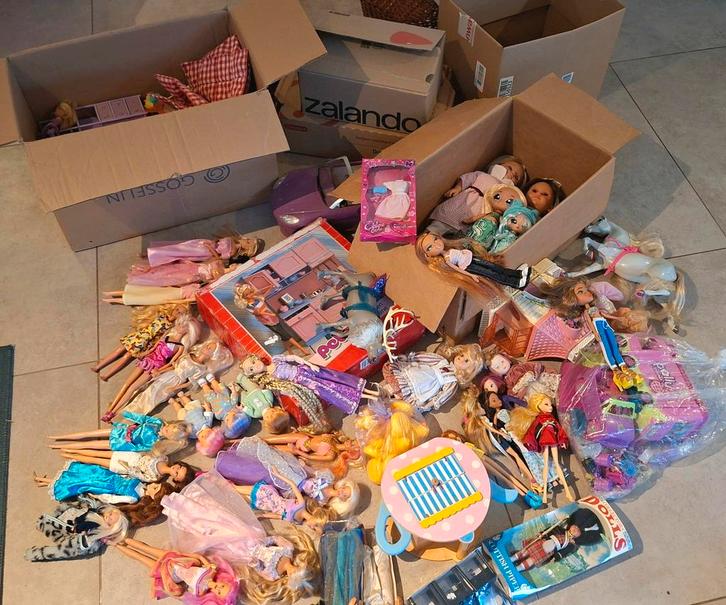 Grand lot de plus de 45 poupées et de nombreux meubles et ac, Divers, Lots de brocante, Utilisé, Enlèvement ou Envoi