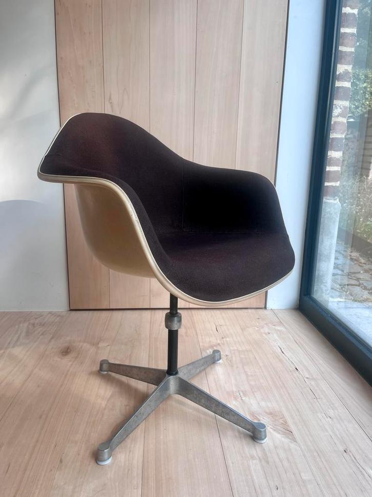 Eames PAC kuipstoel fiberglas – Herman Miller, vintage, Huis en Inrichting, Stoelen, Gebruikt, Eén, Bruin, Ophalen