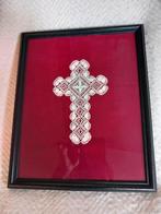 Kruisje in gekloste kant met hang- of sta-kader, Ophalen of Verzenden