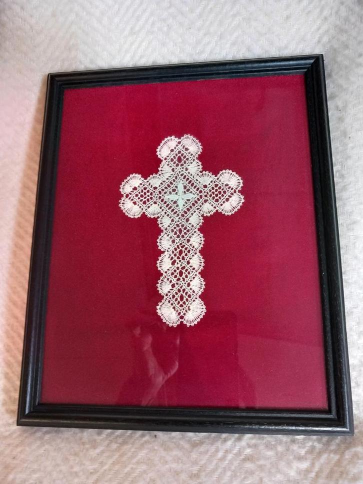 Kruisje in gekloste kant met hang- of sta-kader, Antiek en Kunst, Antiek | Religieuze voorwerpen, Ophalen of Verzenden