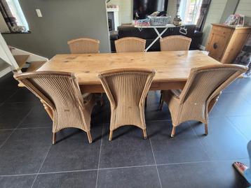 Table en pin massif beschikbaar voor biedingen