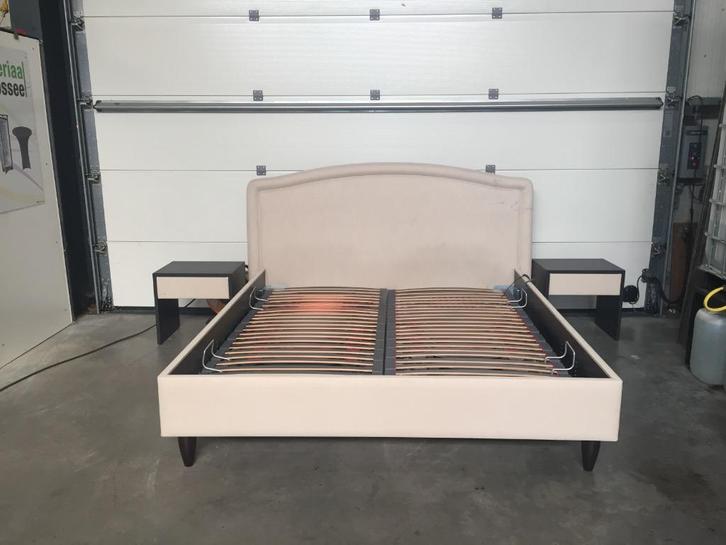 (61) Bed 160x200 en nachtkastjes met 1 elekt. lattenbodem, Huis en Inrichting, Slaapkamer | Bedden, Zo goed als nieuw, 120 cm