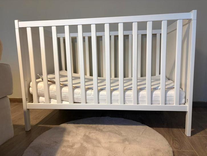 Babybed met matras zo goed als nieuw, Kinderen en Baby's, Babywiegjes en Ledikanten, Zo goed als nieuw, Ophalen