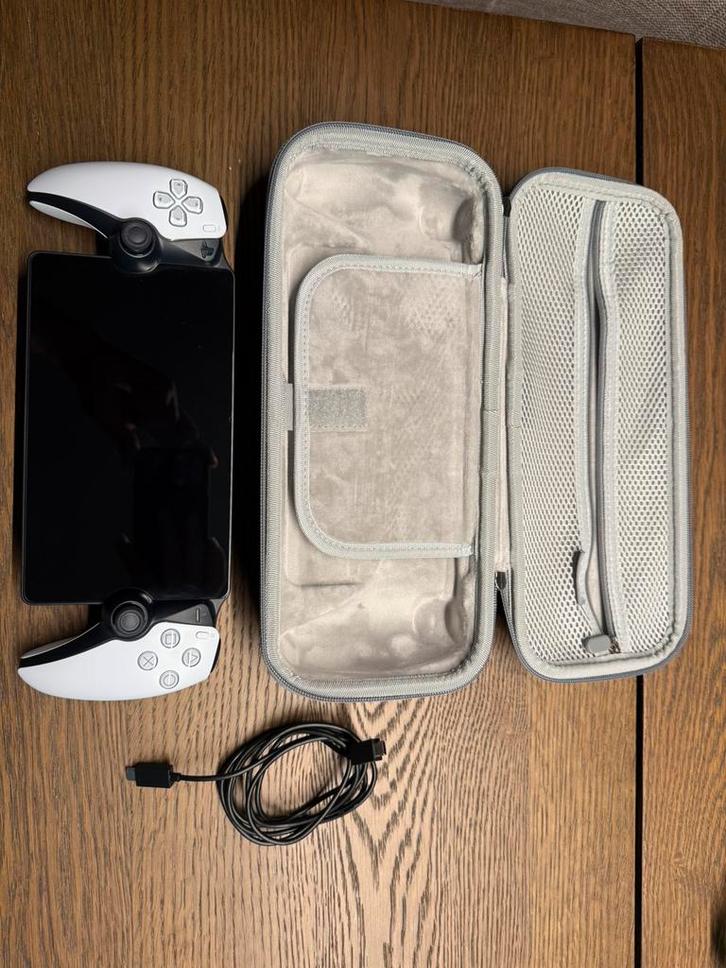 PlayStation Portal Remote Player + screenprotector + case, Games en Spelcomputers, Games | Sony PlayStation Portable, Zo goed als nieuw