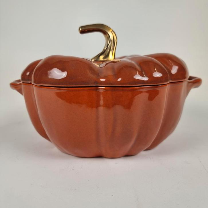 Staub Pompoen Cocotte kaneel 24cm, Huis en Inrichting, Keuken | Potten en Pannen, Nieuw, Koekenpan of Braadpan, Gietijzer, Inductieplaat