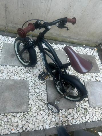 Kinderfiets met zijwielen beschikbaar voor biedingen