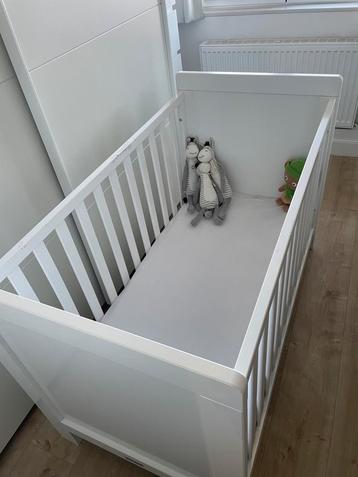 * Een Quax babybed + Aerosleep matras + hoes (wit), Kinderen en Baby's, Kinderkamer | Complete kinderkamers, Ophalen, Gebruikt