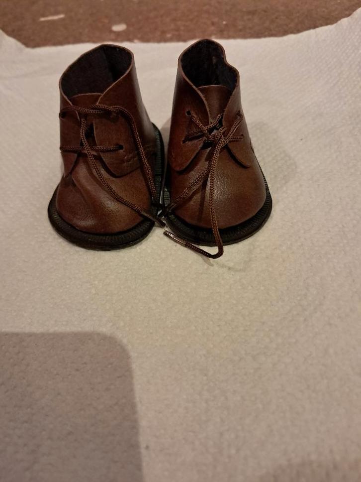 Une paire de Chaussures miniatures à lacets., Collections, Jouets miniatures, Neuf, Enlèvement