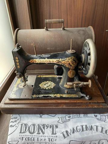 Antieke Singer naaimachine met deksel beschikbaar voor biedingen