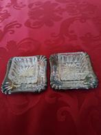 2 kleine schaaltjes van geslepen glas op een verzilverd meta, Ophalen, Zilver
