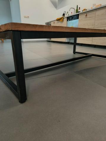 Houten salontafel en zwarte metalen voet