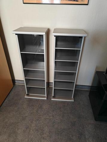 Cd rekken beschikbaar voor biedingen