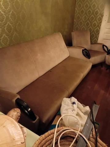 Set van slaapbank en individuele fauteuils in Brussels loung beschikbaar voor biedingen
