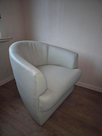 Fauteuil in skai leder beschikbaar voor biedingen