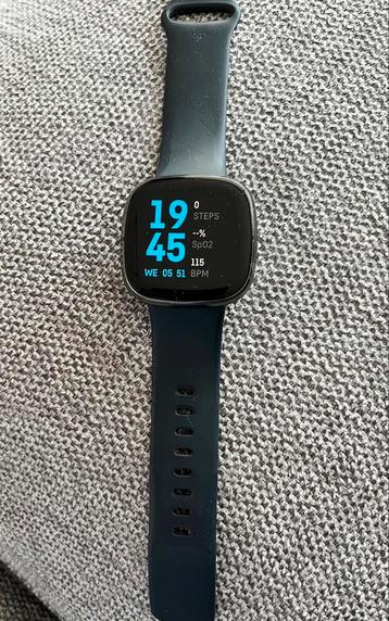 Fitbit sense met donkerblauw bandje