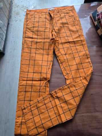 Herenbroek oranje beschikbaar voor biedingen