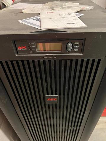 APC Smart-UPS VT - UPS triphasé avec tous les plateaux de ba, Enlèvement, Utilisé
