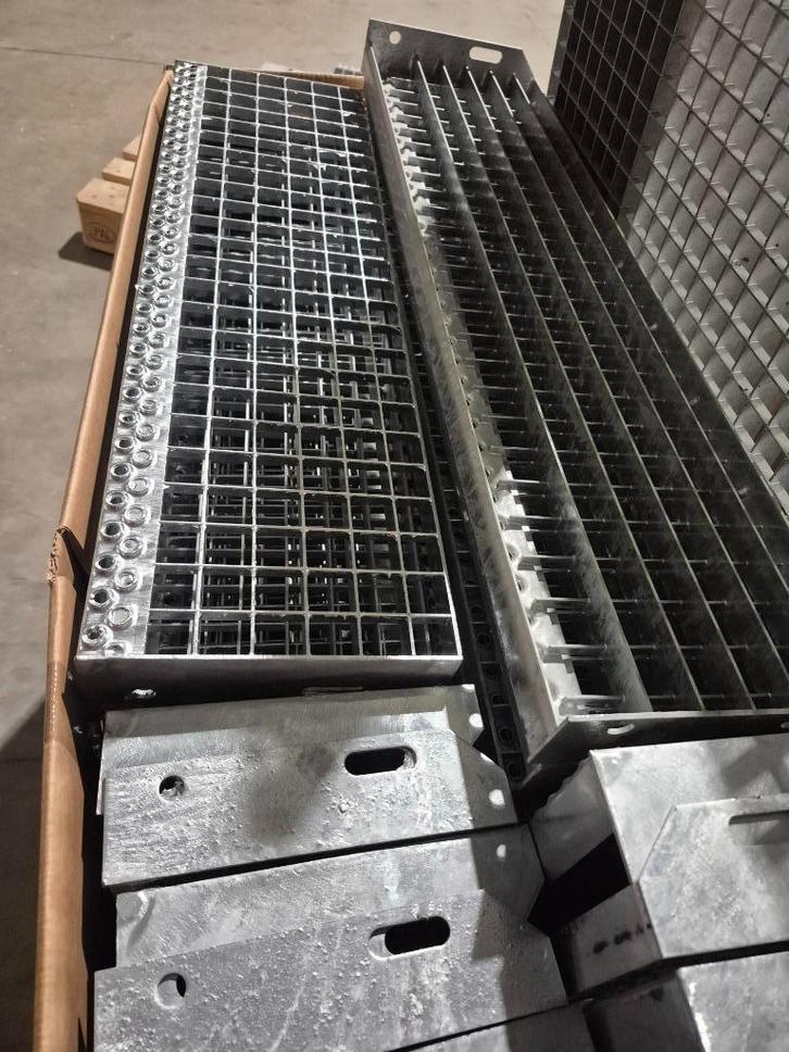 metalen treden en roosters voor trappen, Doe-het-zelf en Bouw, Ladders en Trappen, Nieuw, Trap, Ophalen