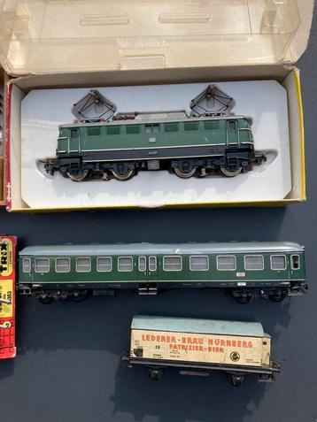TRIX TRAIN HO LOCOMOTIEF EN WAGON IN NIEUWSTAAT IN DOOS beschikbaar voor biedingen