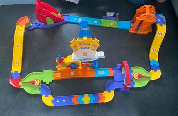 Vtech toetoet mega racecircuit en parkeertoren. beschikbaar voor biedingen