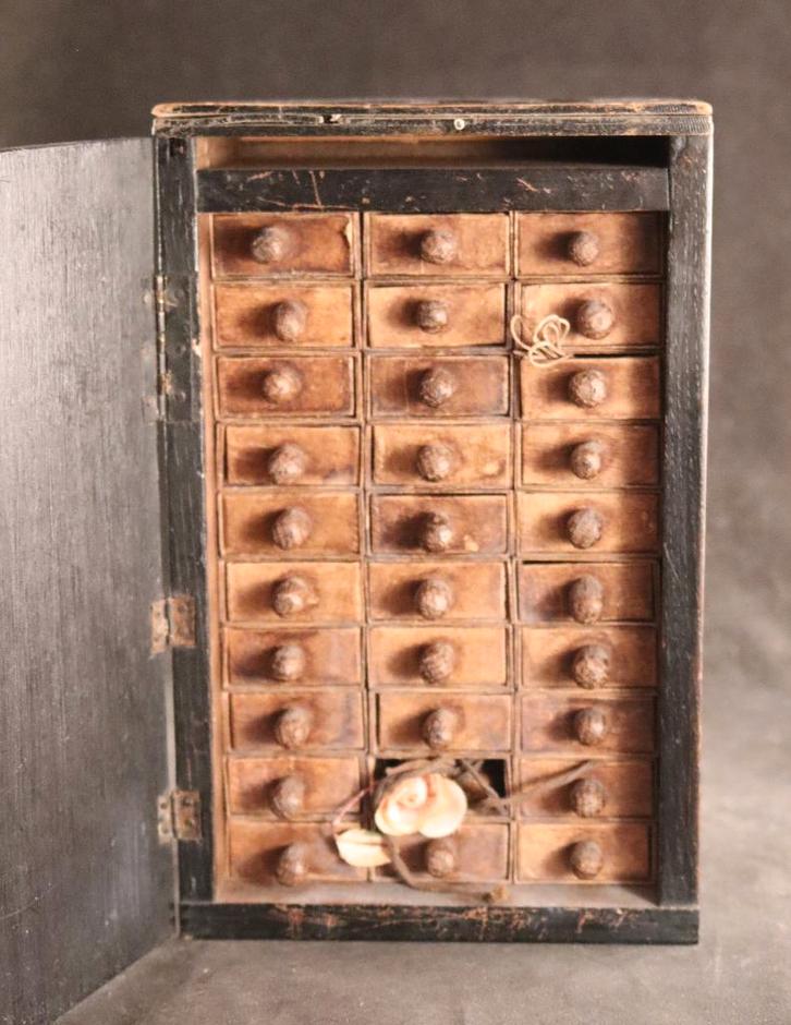 Mini armoire à curiosités, Antiquités & Art, Antiquités | Autres Antiquités, Enlèvement ou Envoi