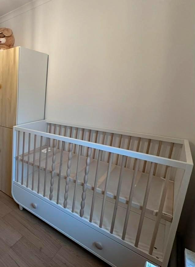 Ikea babybed, verzorgingstafel (Aerosleepmatras&beschermer), Enfants & Bébés, Chambre d'enfant | Lits, Comme neuf, Matelas, Enlèvement