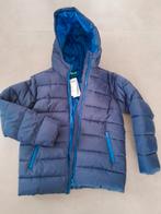 Splinternieuwe, mooie, warme jas.Donker blauw, merk benetton, Enfants & Bébés, Vêtements enfant | Taille 146, Enlèvement, Manteau