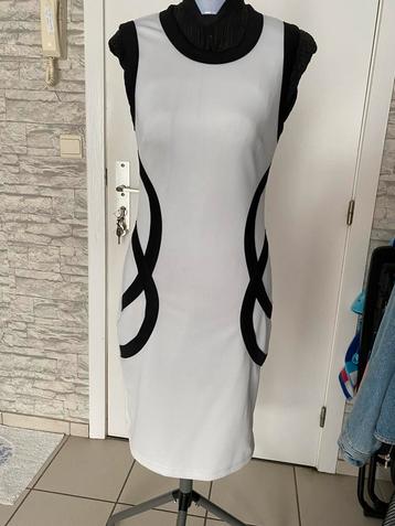 Robe noire et blanc beschikbaar voor biedingen