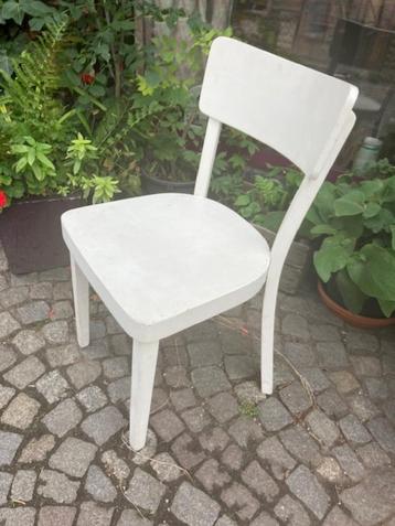 10 WITTE HOUTEN CAFE STOELEN. OVERSCHILDERBAAR. beschikbaar voor biedingen