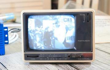 zwart-witte vintage tv uit het scherm van de jaren 70 beschikbaar voor biedingen