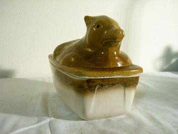 Grote patéschaal met varkendeksel beschikbaar voor biedingen