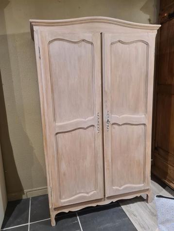 Armoire patinée à 2 portes idéale pour les chambres d'enfant