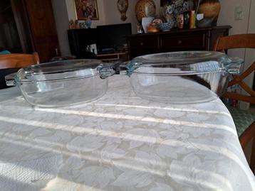 2 originele grote Pyrex ovenschotels met deksels beschikbaar voor biedingen