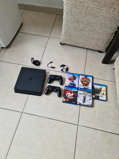 Playstation 4 Slim 1TB met 2 controllers + 5 games, Games en Spelcomputers, Spelcomputers | Sony PlayStation 4, Zo goed als nieuw