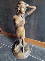 Groot beeld van een elegante vrouw in brons gesigneerd Victo, Ophalen
