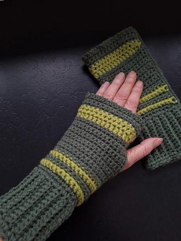 Groene vingerloze handschoenen polswarmers beschikbaar voor biedingen